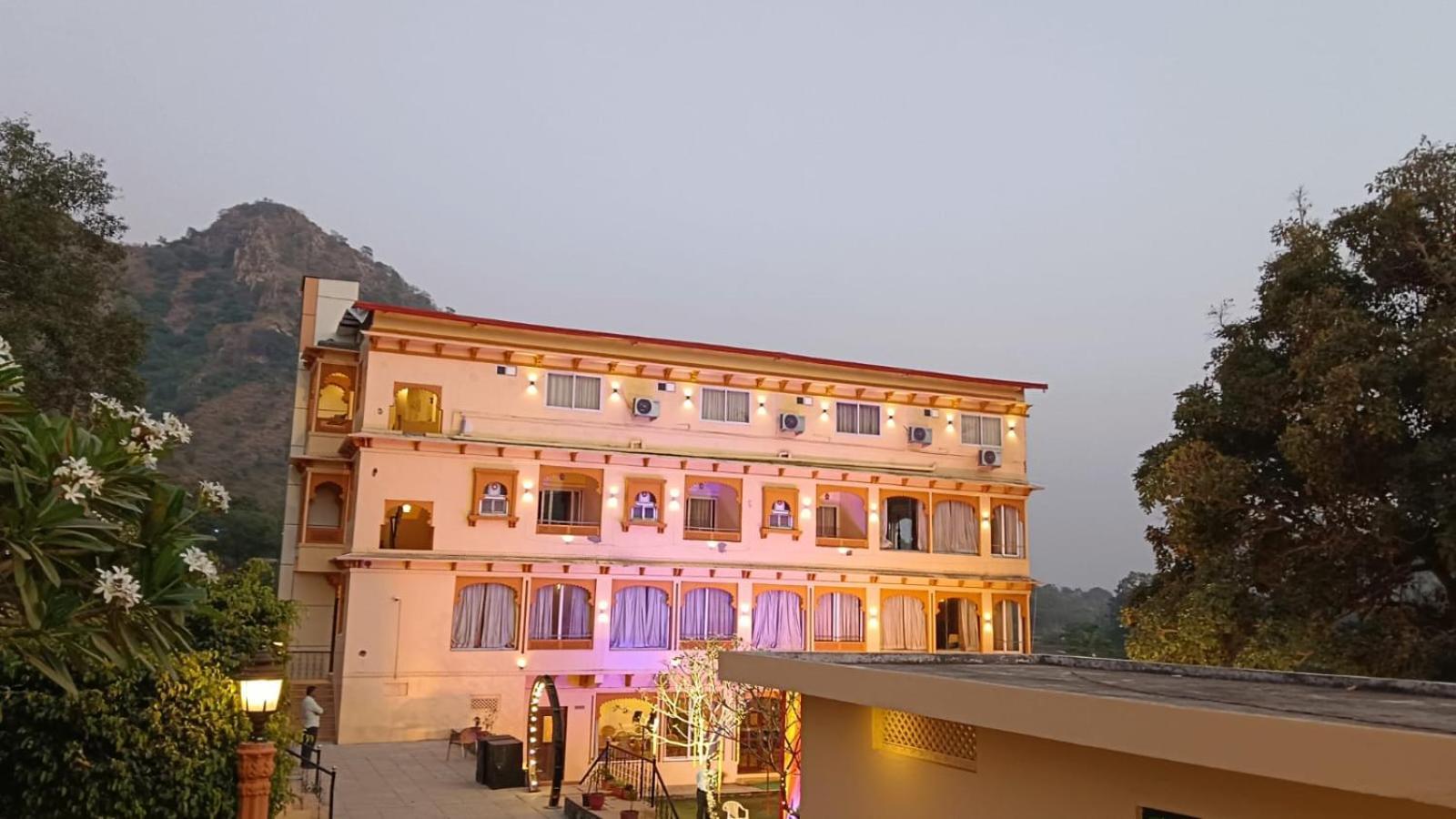 Udai Nature Valley Resort - A Peace Full Farmhouse Resort Udaipur Buitenkant foto